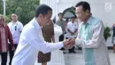 Presiden Joko Widodo bersalaman dengan Sri Sultan Hamengkubuwono X saat tiba di Keraton Yogyakarta, Jumat (28/9). Kedatangannya ke Keraton atas undangan dari Sri Sultan HB X. (Liputan6.com/HO/Biropers)
