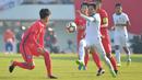 Gelandang Indonesia U-19, Muhammad Iqbal, berusaha melewati pemain Korea Selatan (Korsel) pada kualifikasi Piala Asia U-19 2018 di Stadion Paju, Sabtu (4/11/2017). Korsel menang 4-0 atas Indonesia. (AFP/Kim Doo-Ho)