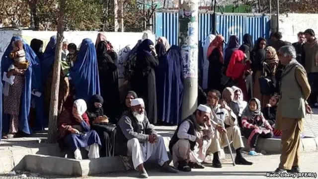 Antrean calon pemilih dalam pemilu parlemen Afghanistan 2018, Sabtu 20 Oktober 2018. Pemungutan suara diperpanjang hingga 21 Oktober 2018 karena sejumlah kendala. (RFE/RL PHOTO)