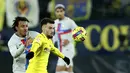 Bek Barcelona, Jules Kounde berusaha merebut bola dari pemain Villarreal, Alex Baena selama pertandingan lanjutan La Liga Spanyol di stadion Ceramica di Villarreal, Spanyol, Senin (13/2/2023). Barcelona berada di pucuk dengan koleksi 56 poin, unggul 11 poin atas tim peringkat kedua Real Madrid, namun Los Blancos baru memainkan 20 pertandingan. (AP Photo/Alberto Saiz)