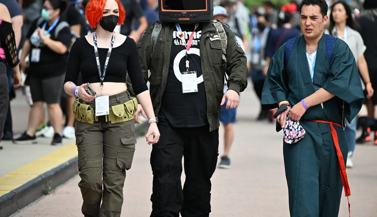 Cosplayer menghadiri San Diego Comic Con International 2022 di San Diego, California (22/7/2022). San Diego Comic Con 2022 berlangsung selama empat hari ini dari 21-24 Juli. (AFP Photo/Robyn Beck)