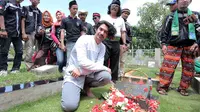 Reza Rahadian ziarah ke Makam Benyamin S. (Deki Prayoga/bintang.com)
