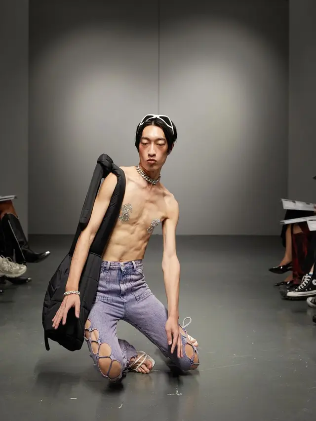 Fashion Show Sengaja Terjatuh