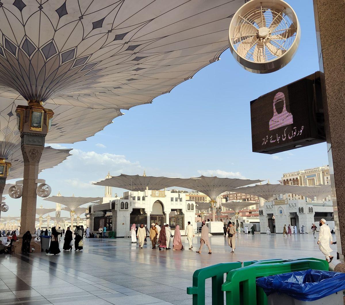 Masjid Nabawi punya 69 gerbang masuk. <br><br>Penomoran gerbang dimulai dari angka 300.