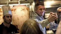 Lukas Podolski membuka restoran kebab di kampung halamannya di Jerman. (Henning Kaiser/dpa via AP)