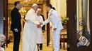 Paus Fransiskus ditemani oleh Suster Anna Rosa Sivori berjabat tangan dengan Raja Thailand Maha Vajiralongkorn di Amporn Throne Hall Dusit Palace di Bangkok (22/11/2019). (Handout/Thai Royal Household Bureau/AFP)