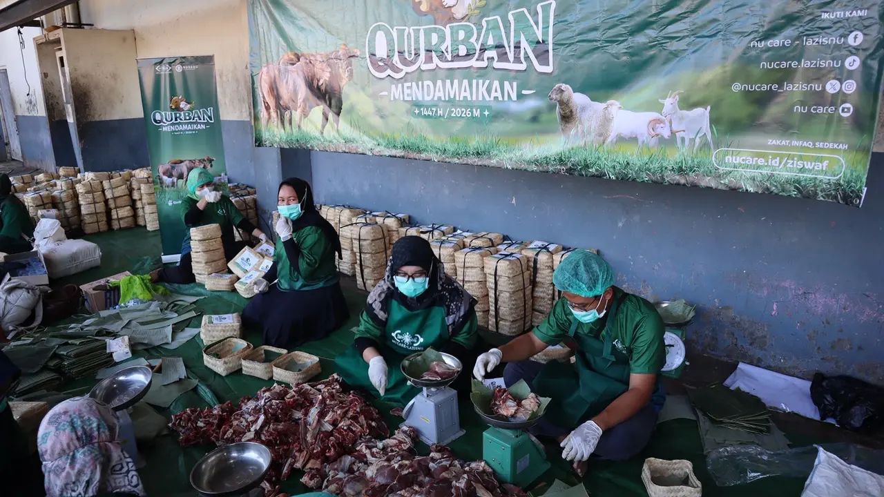 NU Care-LAZISNU menyalurkan daging kurban dengan menggunakan wadah ramah lingkungan seperti besek bambu dengan alas daun pisang atau daun jati (Istimewa)