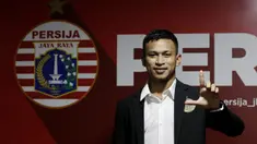 Pemain baru Persija Jakarta, Osvaldo Haay, berpose usai diperkenalkan di Kantor Persija, Kuningan, Jakarta, Senin, (10/2/2020). Pemain andalan Timnas Indonesia U-23 itu resmi memperkuat Macan Kemayoran musim depan. (Bola.com/M Iqbal Ichsan)