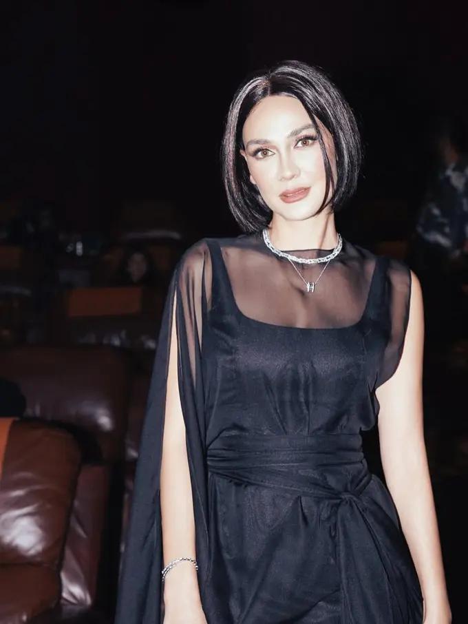 Luna Maya di Premier Film Sukma dengan gaya rambut terbaru yang bikin pangling. [@lunamaya/@winstongomez]