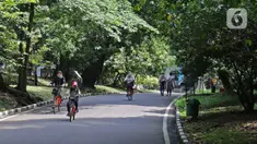 Pengunjung bersepeda di Kebun Raya Bogor, Jawa Barat, Selasa (7/7/2020). Kebun Raya Bogor menerapkan pemesanan tiket secara daring serta kapasitas pengunjung dibatasi hanya 50 persen. (Liputan6.com/Herman Zakharia)