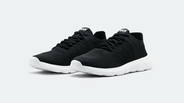 Sneakers Jokowi Saat Suntik Vaksin Covid-19 Perdana, Harganya Tak Sampai Rp500 Ribu