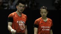Ganda campuran China, Zheng Si Wei/Huang Ya Qiong, berbincang saat menghadapi ganda Indonesia, Hafiz Faizal/Gloria Emanuelle Widjaja pada laga Indonesia Masters 2020 di Istora Senayan, Jakarta, Selasa (14/1). Hafiz/Gloria kalah 14-21, 13-21. (Bola.com/Yoppy Renato)