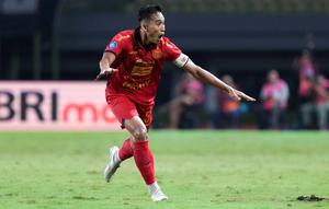 Rizky Ridho mencetak gol dari tengah lapangan ke gawang Arema FC dalam laga BRI Liga 1 2024/2025 di Stadion Patriot Candrabhaga, Bekasi, Minggu (9/3/2025). (Dok. LIB)