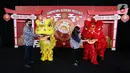 Chinese Mandarin Head Daniel Zhang dan Principal Sampoerna Academy BSD Beatrice Da Roza memberikan angpao kepada siswa penari tarian Barongsai dalam acara Sampoerna Academy Reinforces The IGNITE Values Through Lunar New Year di Sampoerna Academy BSD, Serpong, Tangerang Selatan, Jumat (28/01/2022).