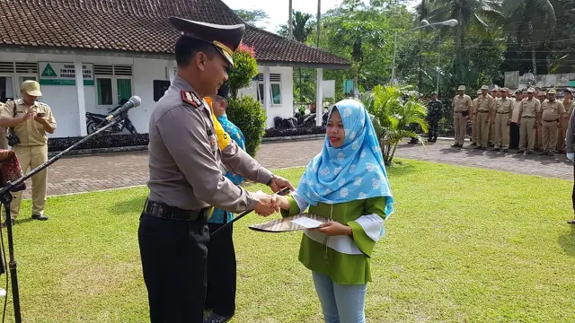 Nur Azizah menerima piagam kejujuran dari Kapolres Wonosobo. (Foto: Liputan6.com/Polres Wonosobo/Muhamad Ridlo)