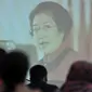 Peserta menonton video Ketua Umum PDIP Megawati sebelum pembukaan Pelatihan Manajer Penggerak Ekonomi Kerakyatan di kantor DPP PDIP, Lenteng Agung, Jakarta, Rabh (20/7). (Liputan6.com/Yoppy Renato)