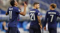 Anthony Martial (kiri) merayakan gol ke gawang Timnas Kroasia, Rabu (9/9/2020). Pada laga tersebut, Timnas Prancis berhasil menang dengan skor 4-2. (AP Photo/Francois Mori)