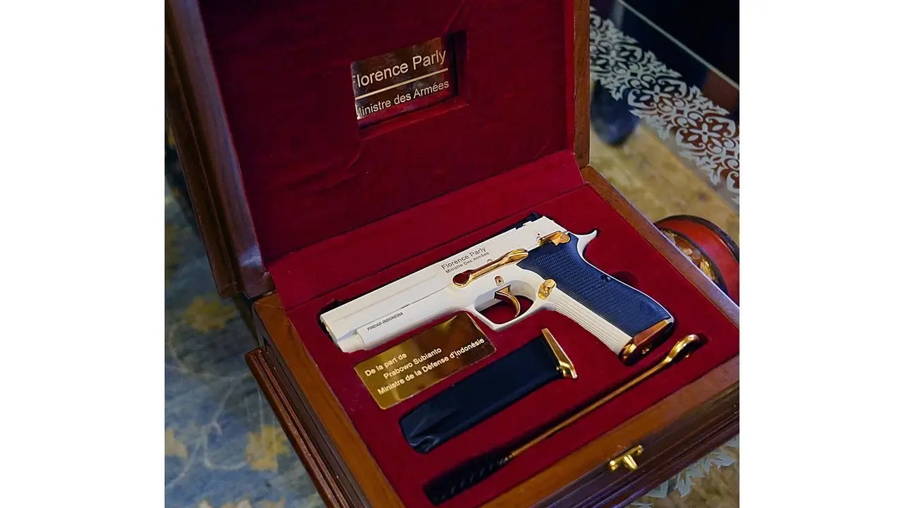 Pistol G2 Elite produksi PT Pindad diberikan Menteri Pertahanan Prabowo Subianto ke Menteri Angkatan Bersenjata Republik Prancis Florence Parly