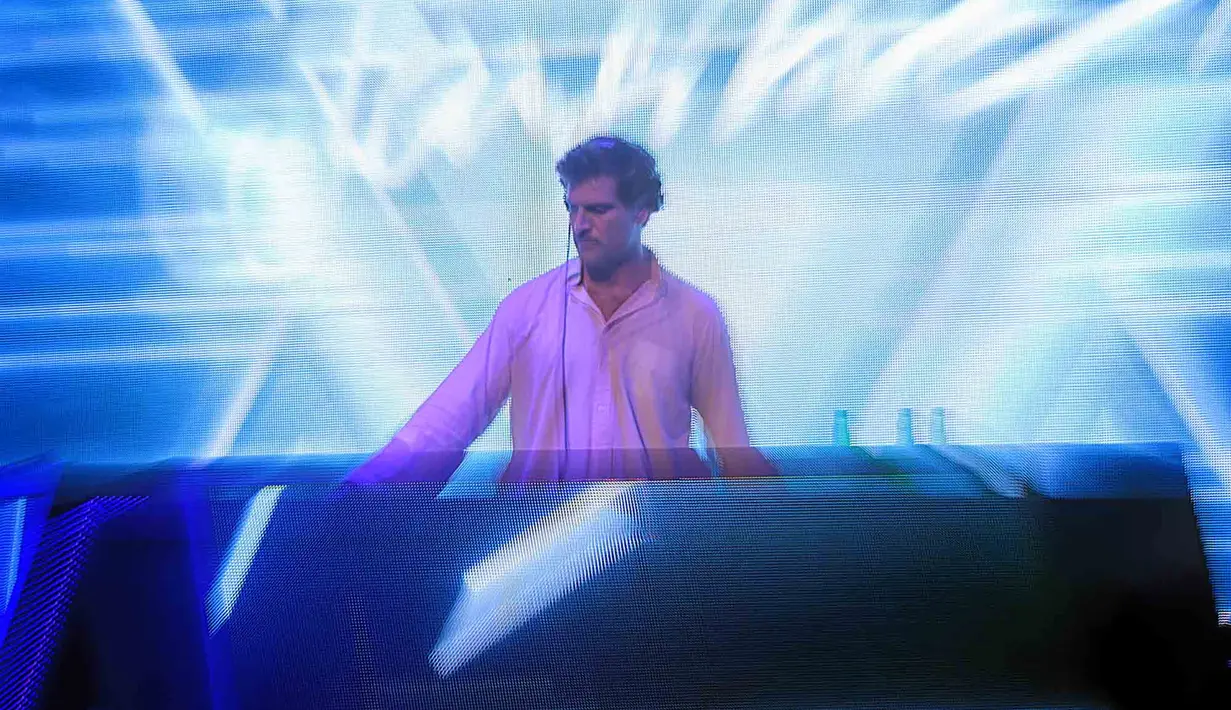 Bertema 'Dine & Dance Till Dawn diusung dalam Townsquare Soundfest 2017 itu. Pengunjung diberikan kenyamanan pesta sambil menikmati resto-resto yang ada disekitarnya. (Deki Prayoga/Bintang.com)