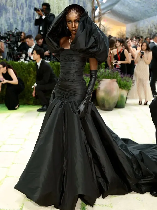 Terinspirasi Black Madonna, Anok Yai Tampil Dramatis Bak Patung Menangis di Met Gala 2026