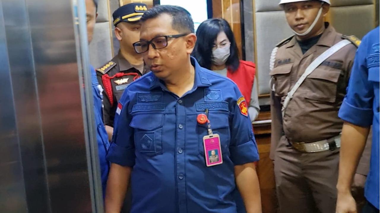 Penampakan Ibu Ronald Tannur Digelandang ke Ruang Penyidik Kejagung Usai Tiba dari Surabaya