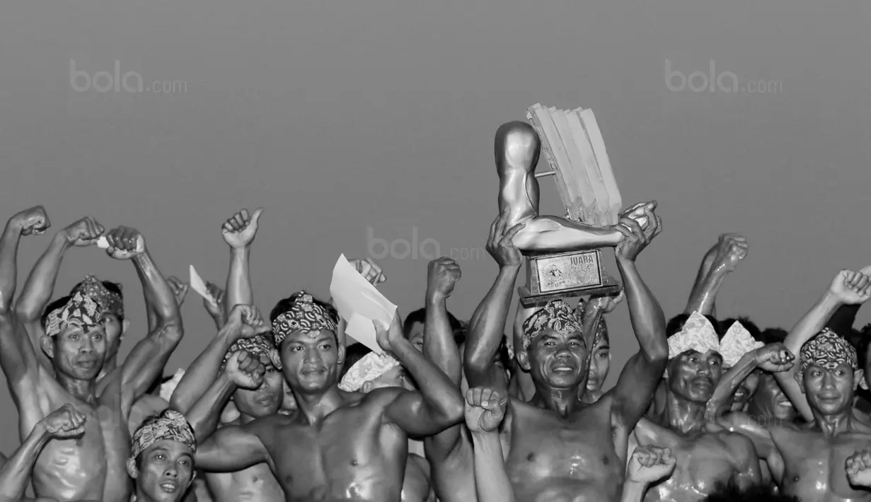 Para peserta berpose bersama juara kontes binaraga di Desa Jatiwangi, Majalengka, Jawa Barat, (11/8/2017). Kontes yang digelar setiap tahun ini merupakan bagian dari perayaan HUT kemerdekaan RI. (Bola.com/M iqbal Ichsan)