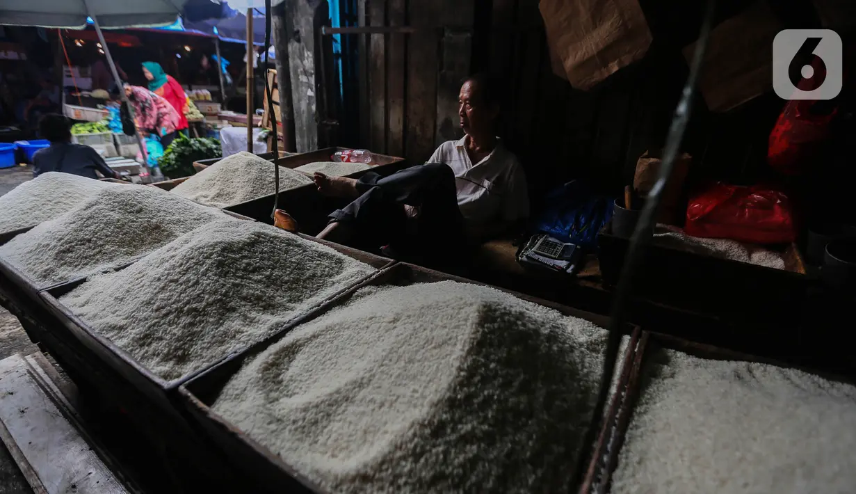 Mengutip panel harga pangan dari Badan Pangan Nasional (Bapanas) per Rabu 21 Februari 2024 pukul 13.00 WIB, harga beras kualitas premium mengalami kenaikan menjadi Rp16.700 per kilogram dari kemarin Rp16.570. (Liputan6.com/Angga Yuniar)
