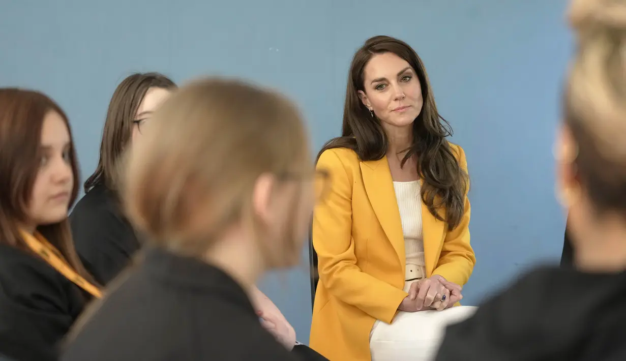Kuning adalah warna dari Dame Kelly Holmes Trust, oleh karena itu kemungkinan inilah alasan mengapa Princess of Wales memilih untuk memakai warna tersebut. (AP Photo/Kin Cheung, pool)