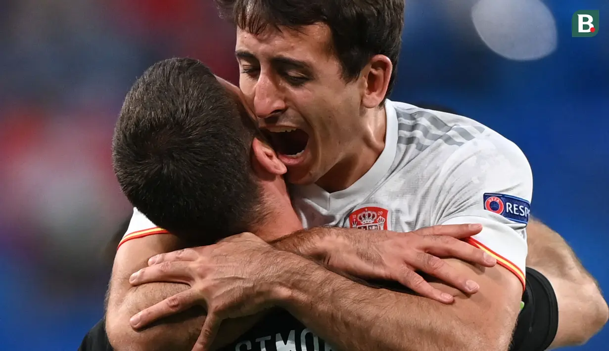 Penyerang Spanyol, Mikel Oiarzabal dan kiper Spanyol, Unai Simon merayakan kemenangan setelah pertandingan sepak bola Perempatfinal EURO 2020 antara Swiss melawan Spanyol yang berlangsung di Stadion Krestovsky, Saint Petersburg pada 2 Juli 2021. (AFP/Pool/Kirill Kudryavtsev)