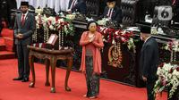 Ketua DPR RI, Puan Maharani bersama Presiden Joko Widodo dan Wapres Ma'ruf Amin saat rapat Paripurna pembukaan masa persidangan I DPR tahun sidang 2022-2023 di Gedung Nusantara, Kompleks Parlemen, Senayan, Jakarta, Selasa (16/8/2022). Rapat kali ini berbeda dengan rapat sidang tahunan MPR RI pagi tadi, Presiden Jokowi hadir bersama Ma'ruf Amin dengan setelah jas yang rapi. (Liputan6.com/Johan Tallo)