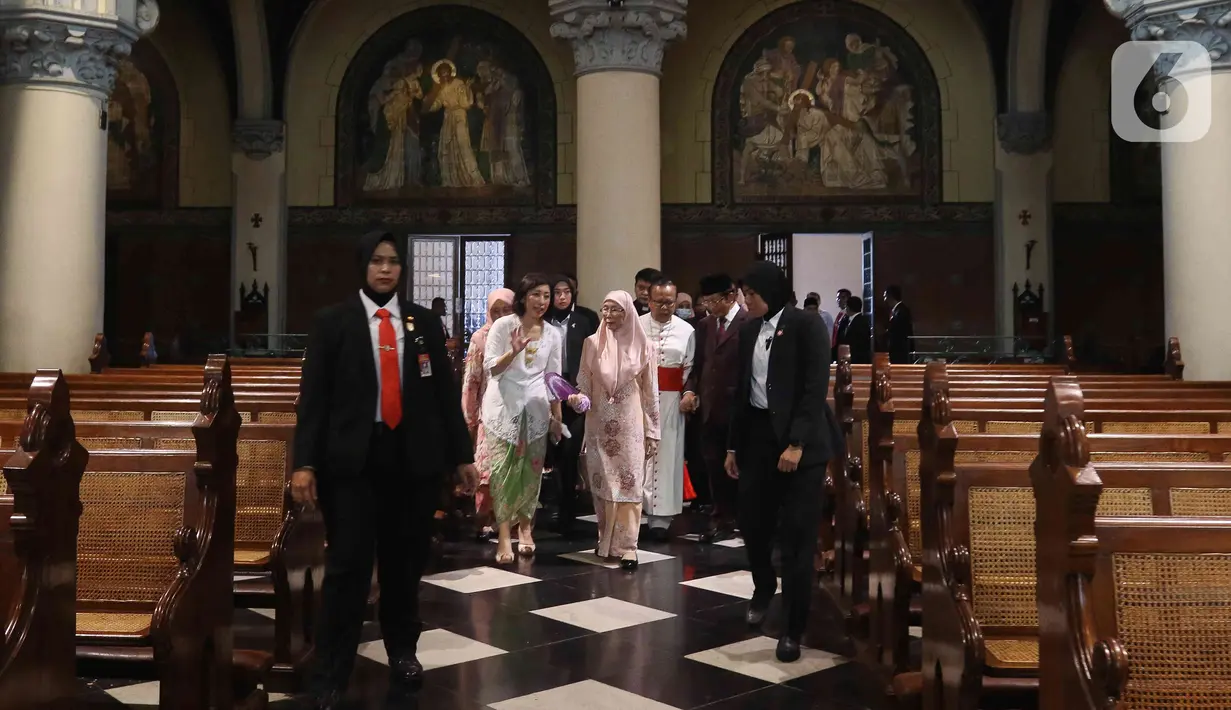 Istri Perdana Menteri Malaysia, Wan Azizah Wan Ismail melihat bagian dalam Gereja Katedral, Jakarta, Senin (9/1/2023). Wan Azizah berada di Jakarta untuk mendampingi suaminya Anwar Ibrahim yang melakukan kunjungan kenegaraan di Indonesia sejak Minggu (8/1). (Liputan6.com/Herman Zakharia)