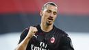 Pemain AC Milan, Zlatan Ibrahimovic, melakukan selebrasi usai mencetak gol ke gawang Sampdoria pada laga Serie A di Stadion Luigi Ferraris, Rabu (29/7/2020). AC Milan menang 4-1 atas Sampdoria. (Spada/LaPresse via AP)