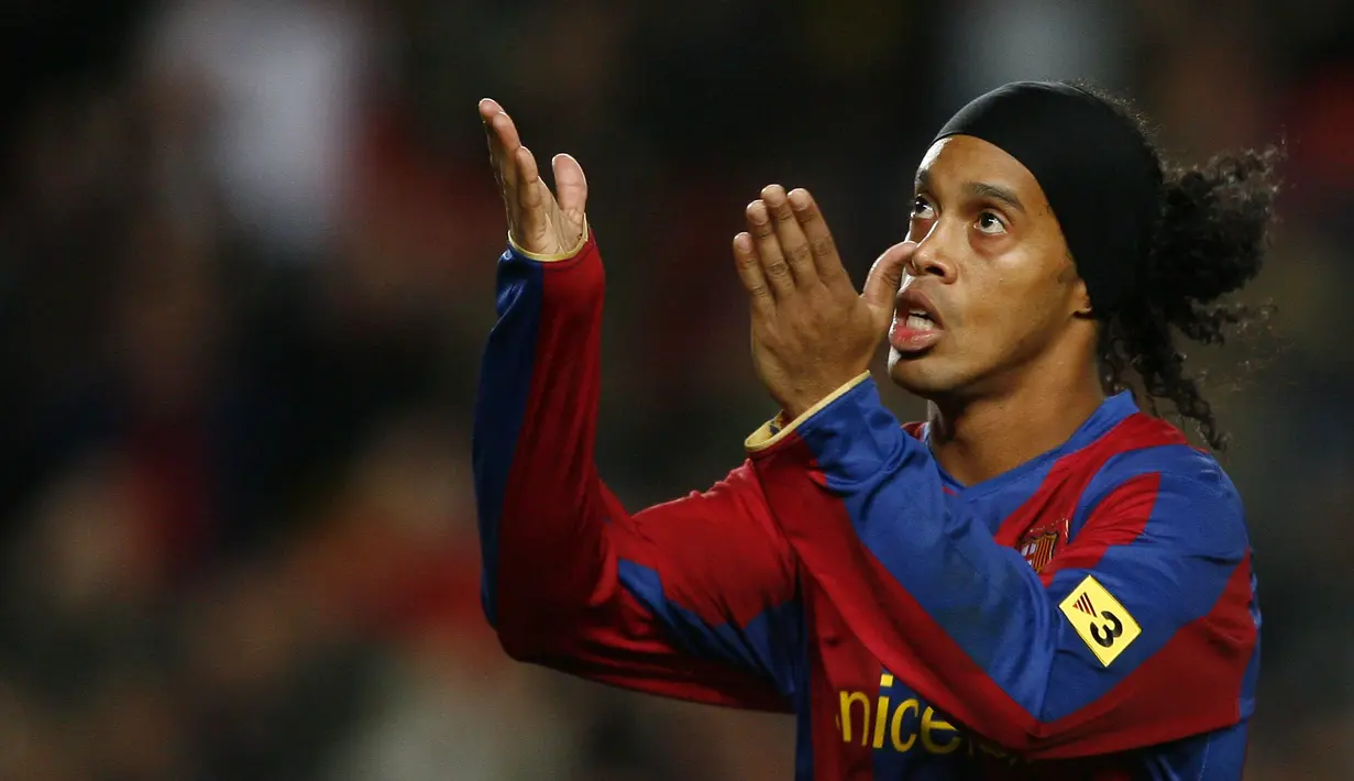 Ronaldinho bermain untuk Barcelona tahun 2003-2008. Berbagai gelar diraihnya bersama Barcelona termasuk gelar Pemain Terbaik Dunia tahun 2004-2005. (AFP/Lluis Gene)