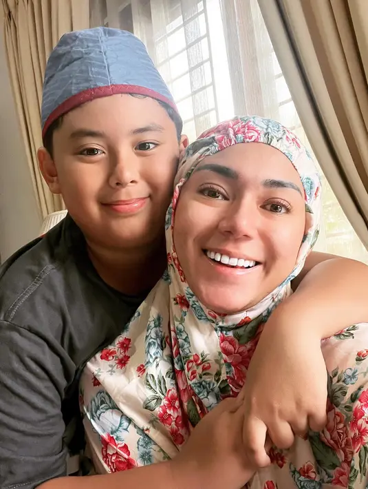 Ini salah satu momen kedekatan Thalita Latief dengan sang putra, Rafello. Ya, keduanya melangsungkan sholat berjamaah Idul Fitri bersama dengan keluarga yang lainnya.(instagram.com/thalitalatief)