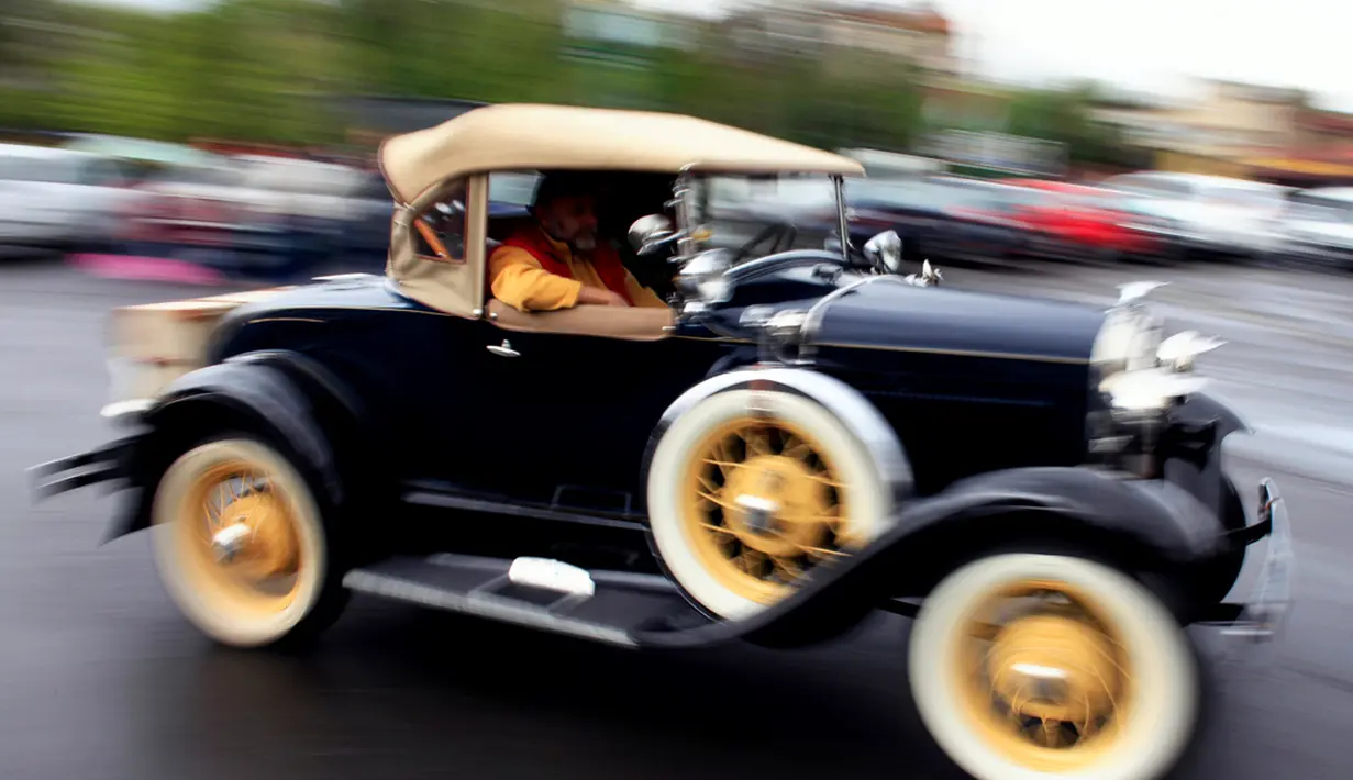Ford Model A Roadster buatan tahun 1931 terlihat "ngebut" di di area pameran mobil antik ke-3 di Bucharest, Rumania (12/4/2014) (REUTERS/Radu Sigheti)