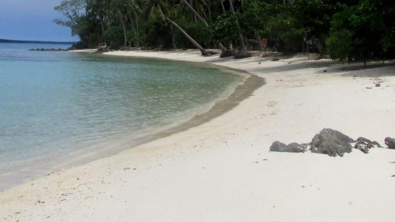 <b>1. Pantai Karimunjawa, Jepara</b>