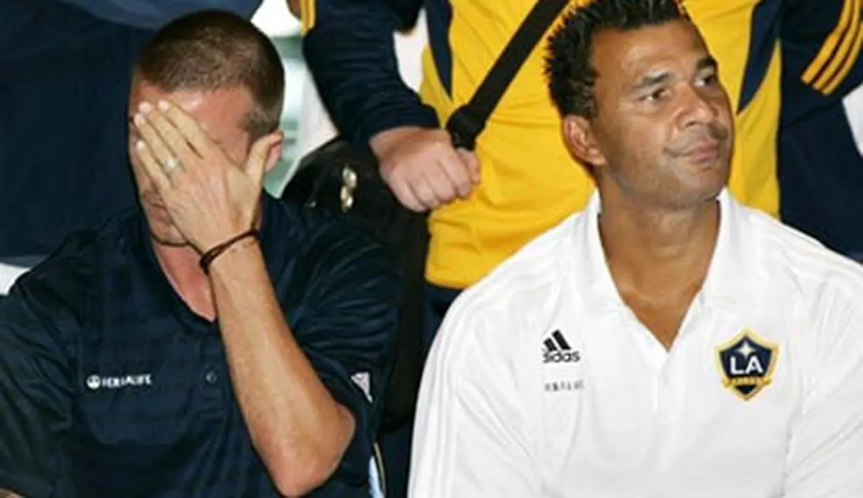 David Beckham and coach Ruud Gullit of the LA Galaxy during a Maori welcome ceremony for the team at Wellington airport, 29 November 2007. AFP PHOTO/ DEAN TREML