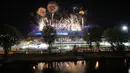 Pesta kembang api menandai berakhirnya Olimpiade 2024 di Saint-Denis, Stade de France, Prancis, Senin (12/8/2024). Indonesia yang berkekuatan 29 atlet meraih dua medali emas dan satu perunggu harus puas bertengger di peringkat ke-39. (AP Photo/Alessandra Tarantino)