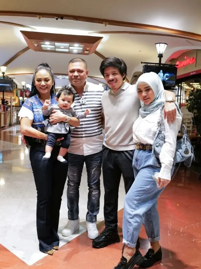Keakraban Raul Lemos dengan keluarga Aurel dan Atta Halilintar (Foto: Instagram @raullemos06)