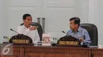Presiden Jokowi dan Wapres Jusuf Kalla saat menghadiri sidang kabinet paripurna, Jakarta, Senin (6/7/2015). Sidang tersebut membahas Draft Nota Keuangan dan Postur RAPBN 2016 dan Persiapan Lebaran 2015. (Liputan6.com/Faizal Fanani)