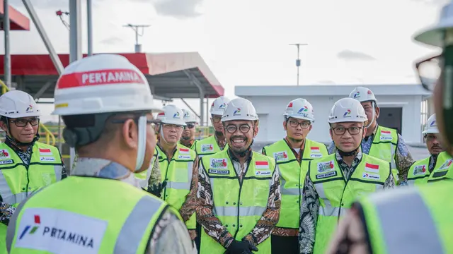Direktur Utama Pertamina Patra Niaga, Riva Siahaan beserta jajaran manajemen, saat meninjau fasilitas baru yaitu hydrant fuel system di Aviation Fuel Terminal Yogyakarta International Airport (YIA) pada Jumat (22/3/2024). (Dok Pertamina)