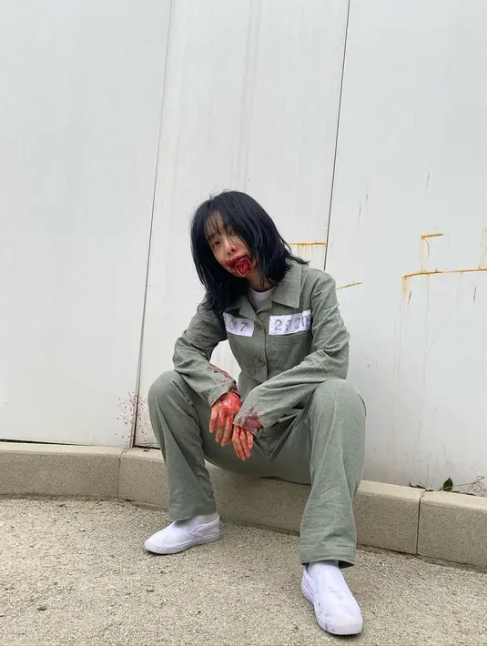 Meski masih rookie, Kim Hieora mampu membuktikan aktingnya yang memukau di berbagai drama yang ia perankan. Punya wajah yang cocok untuk memainkan peran antagonis, wanita 33 tahun itu sebelumnya sudah mencuri perhatian lewat aktingnya sebagai bos yang mengelola usaha narkoba di drama Korea 'Bad and Crazy'. (Liputan6.com/IG/@hereare0318)