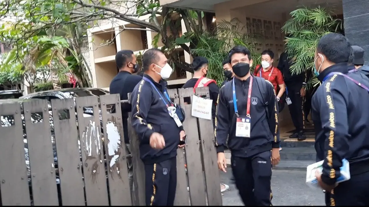 Pemain Persis Solo Tinggalkan Mess Menuju Stadion Manahan Solo