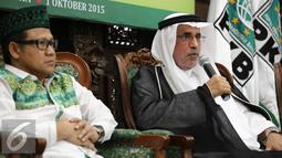 Dubes Saudi Arabia Musthafa Ibrahim Al Mubarak (kiri) memberikan keterangan saat diskusi Tragedi Mina di Jakarta, Kamis (1/10/2015). Diskusi membahas situasi jamaah haji Indonesia paska tragedi Mina. (Liputan6.com/Faizal Fanani)