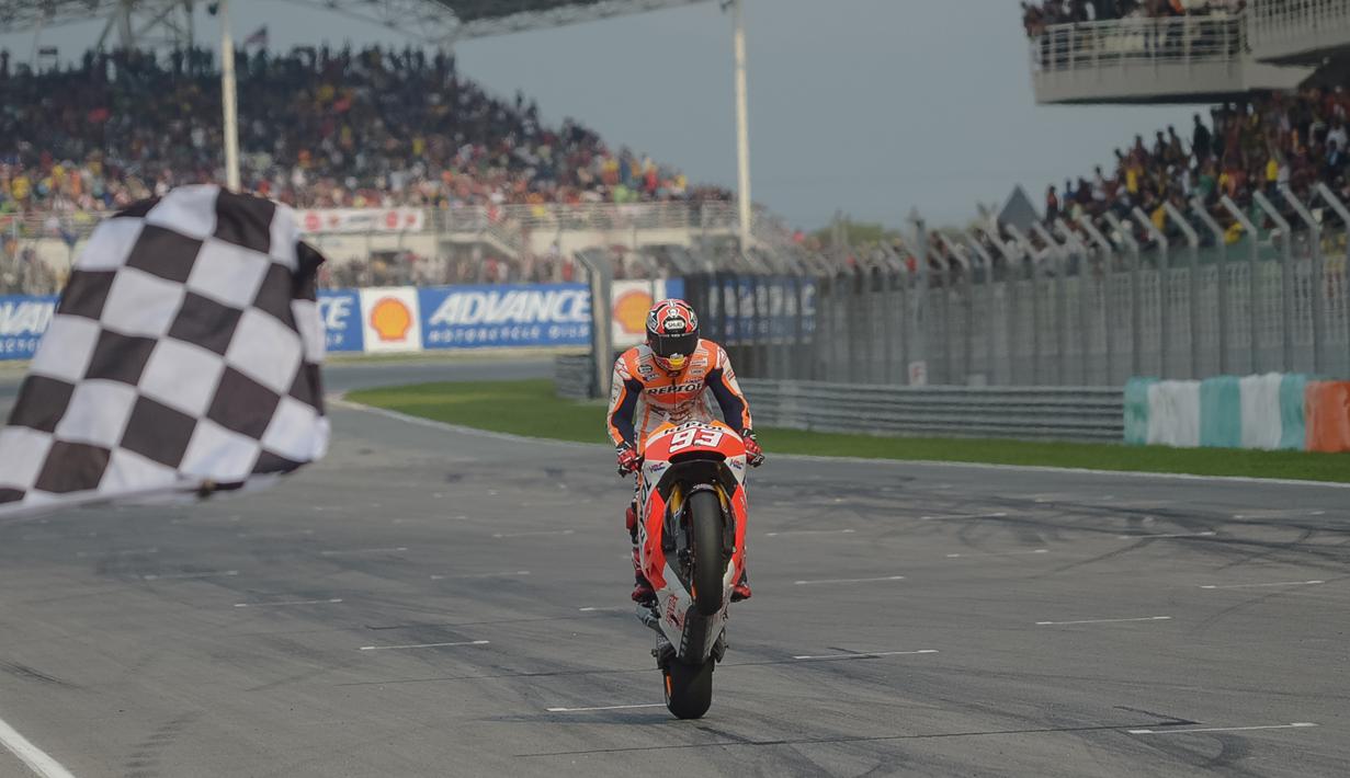 Marc Marquez masih membela tim Repsol Honda saat meraih gelar juara dunia MotoGP musim 2014. Marquez memecahkan rekor Casey Stoner setelah meraih 13 kali posisi pole. (AFP/Mohd Rasfan)