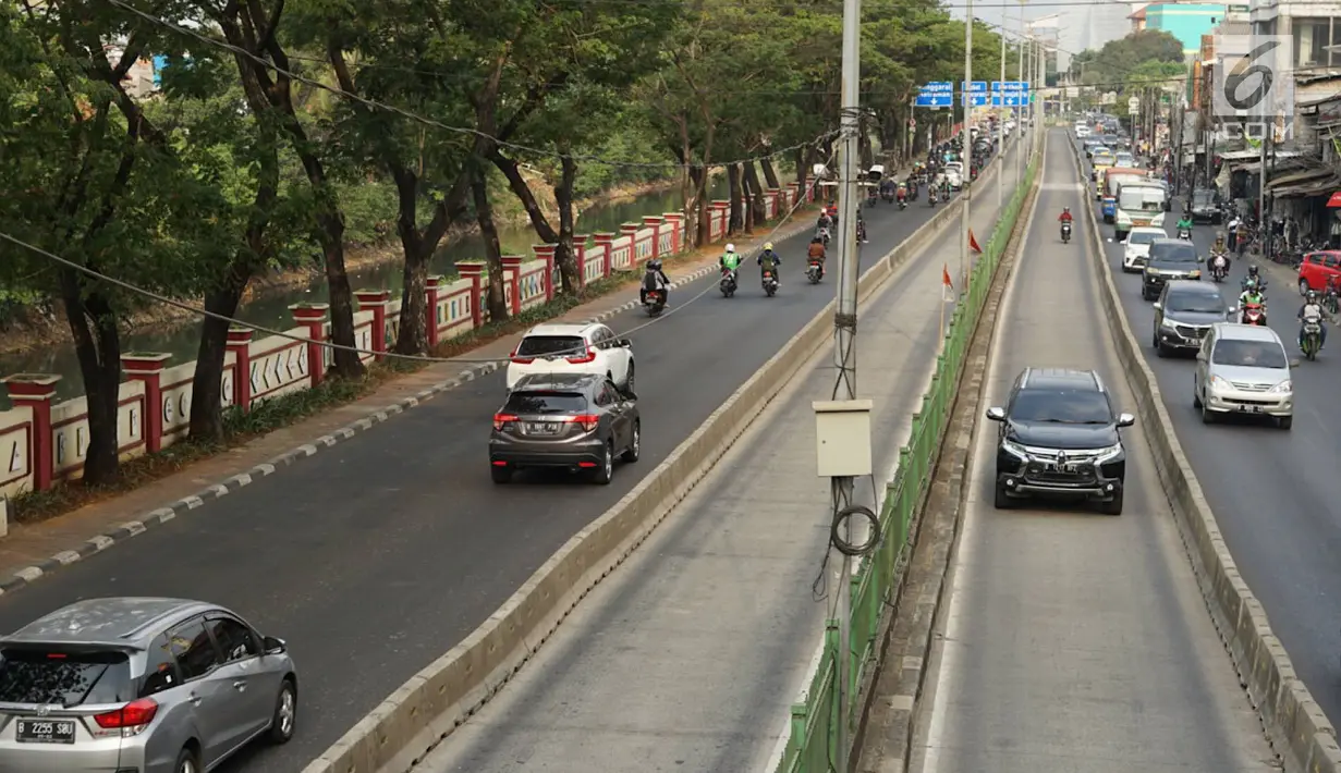 Kendaraan masuk jalur Transjakarta di kawasan Pasar Rumput, Jakarta, Jumat (15/9/2019). Tilang elektronik ditargetkan mulai diterapkan pada 12 koridor transjakarta yang bertujuan untuk kelancaran dan ketertiban laju bus transjakarta serta lalu lintas secara umum. (Liputan6.com/Immanuel Antonius)