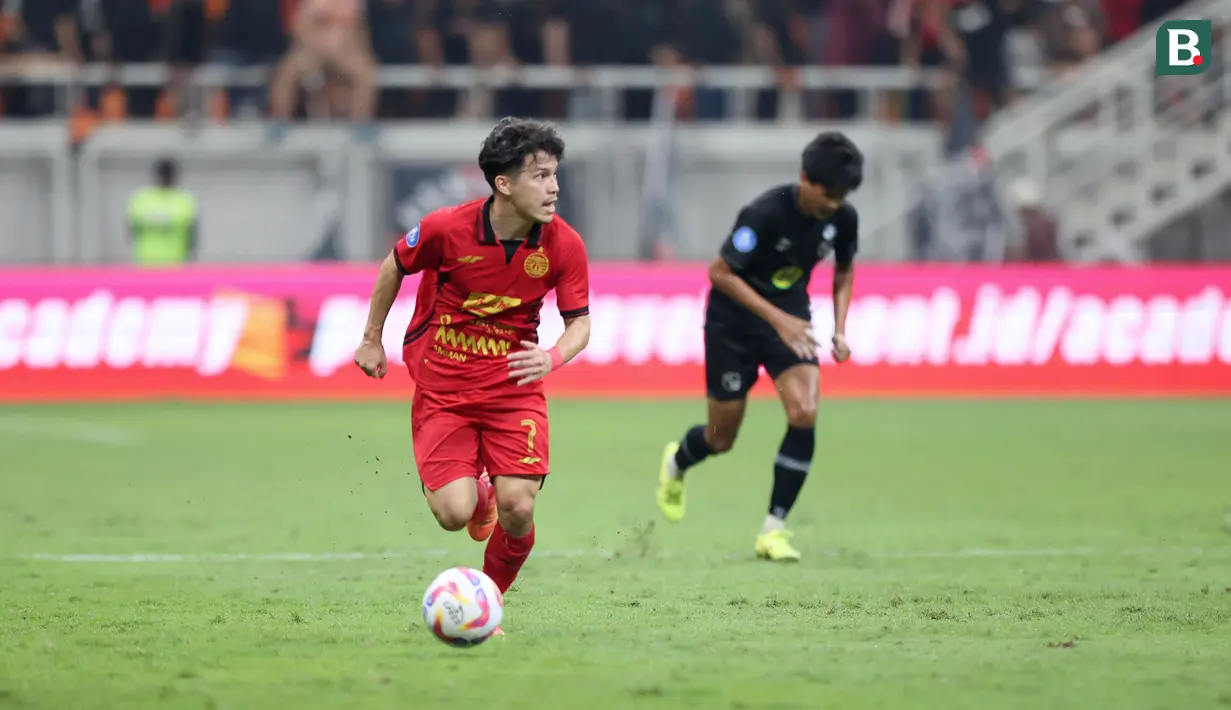 Pemain Persija Jakarta, Ryo Matsumura, saat melawan Barito Putera pada laga BRI Liga 1 2024/2025 di Jakarta International Stadium, Sabtu (10/8/2024). (Bola.com/Abdul Aziz)