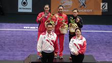 Menko PMK Puan Maharani dan Menpora Imam Nahrawi berfoto bersama Juara wushu dalam Sea Games 2017 di Kuala Lumpur, Malaysia, Selasa (21/8).  Atlet Indonesia, Lindswell Kwok berhasil menjadi juara pertama. (Liputan6.com/Faizal Fanani)