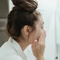 Eksfoliasi lembut di pagi hari dapat membantu membersihkan sisa minyak dan sel kulit mati yang menumpuk ketika tidur (Sumber: Pexels.com)