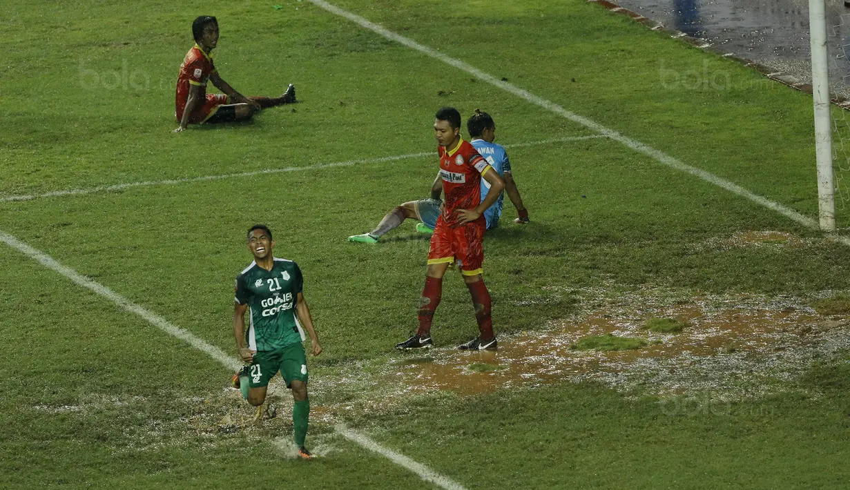Striker PSMS Medan, Frets Butuan, melakukan selebrasi usai mencetak gol ke gawang Martapura FC pada laga Liga 2 di Stadion Patriot, Bekasi, Senin (13/11/2017). PSMS Medan menang 2-1 atas Martapura FC. (Bola.com/ M Iqbal Ichsan)